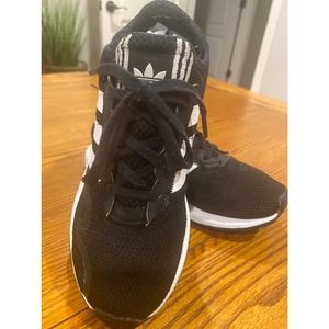 GIRLS ADDIAS TENNIS SHOES